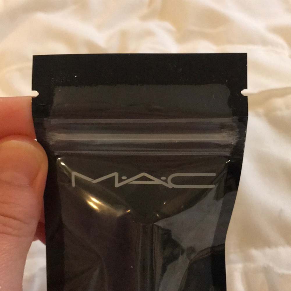 MAC LIP GLOSS - Picture 3 of 3